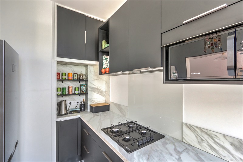 Cuisine grise avec plan de travail marbre à Tours | Raison Home
